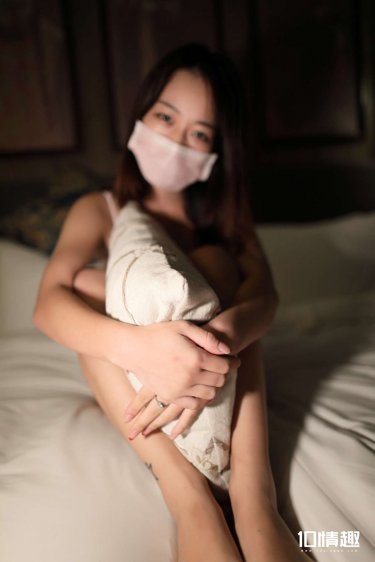 美女无内裤扒开腿图片